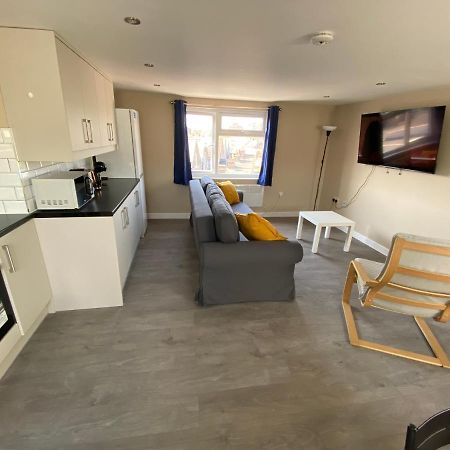 Stunning 1 Bedroom Flat In Wood Green Лондон Экстерьер фото