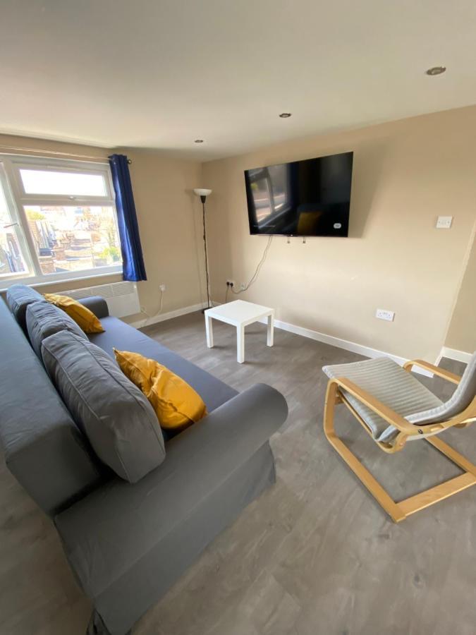 Stunning 1 Bedroom Flat In Wood Green Лондон Экстерьер фото